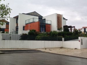 Moradia Unifamiliar constituída por um piso subterrâneo, 2 pisos acima do solo, aproveitamento de sótão e piscina exterior, em Oeiras Golf, Tagus Park, Oeiras. Fiscalização da construção de todo o imóvel.