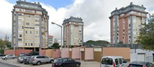 Condomínio Privado Torres do Mar em Rua Egas Moniz, São João do Estoril. Constituído por 3 torres habitacionais, piscina, blocos de garagens exteriores e bloco comum. Fiscalização e coordenação de segurança dos trabalhos de reparação e reabilitação de fachadas, revestidas a reboco e grandes áreas em betão. Substituição da cobertura em placas de fibrocimento por painéis de naturocimento e proteção dos vãos exteriores das caixas dos elevadores.